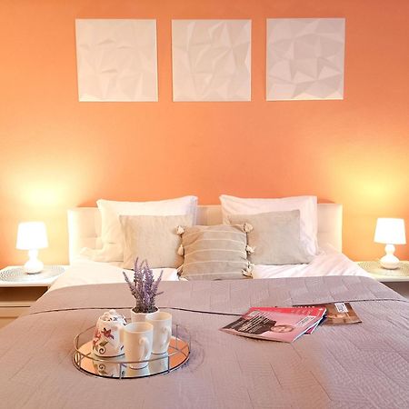 Spacious Old Town Family Peachy 2 Bedrooms Apartment, Nearby The Riga Presidential Castle Buitenkant foto