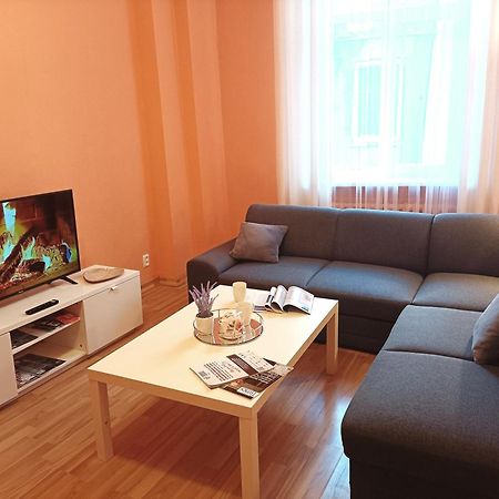 Spacious Old Town Family Peachy 2 Bedrooms Apartment, Nearby The Riga Presidential Castle Buitenkant foto
