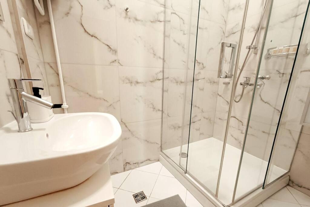 Spacious Old Town Family Peachy 2 Bedrooms Apartment, Nearby The Riga Presidential Castle Buitenkant foto